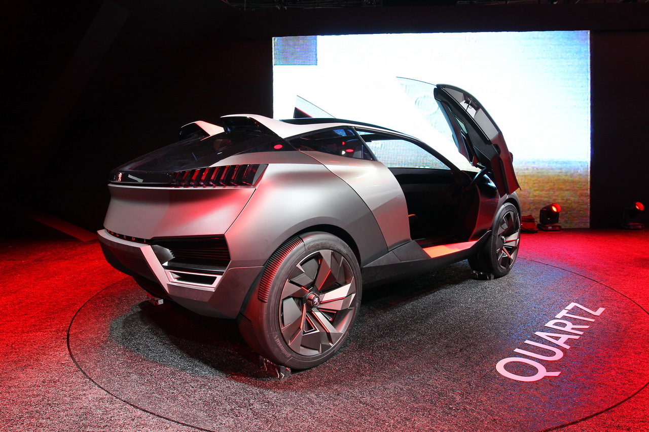 Concept Peugeot Quartz avec technologie hybride rechargeable et moteur 1.6 THP à essence.