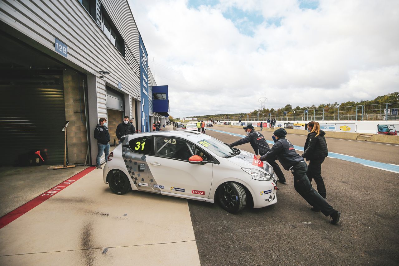 Photo 30 - L'argus sur le podium des 6 heures de Dijon en Peugeot 208 ...