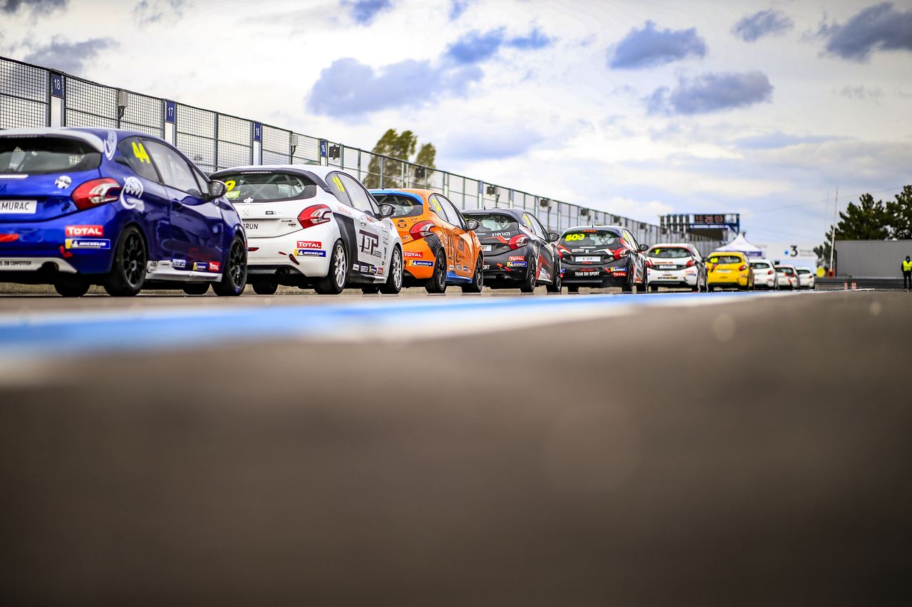 Photo 40 - L'argus sur le podium des 6 heures de Dijon en Peugeot 208 ...