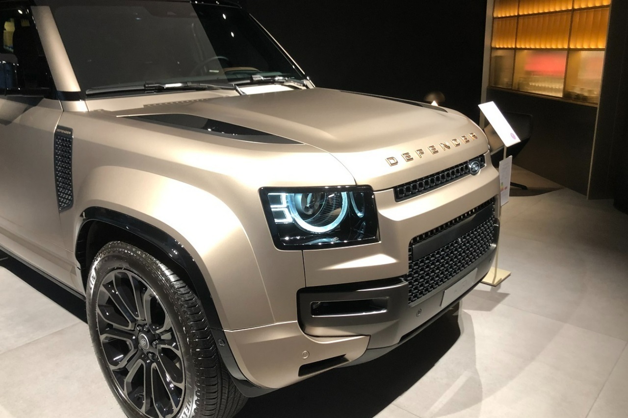 Le nouveau concept de point de vente JLR se caractérise entre autres par l'absence de bureaux afin d'apporter un relationnel plus convivial avec le client.