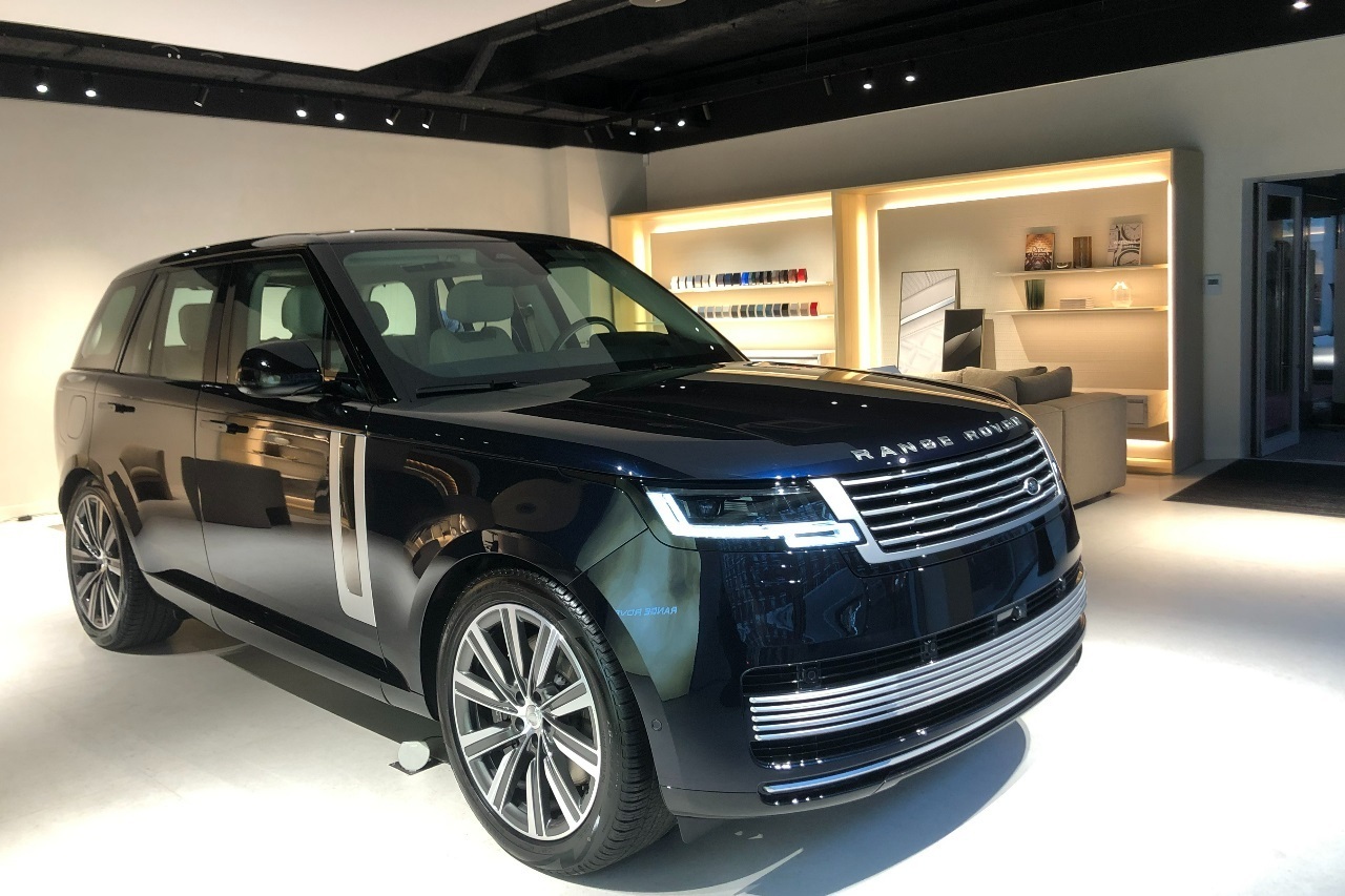 Le flagship du groupe Neubauer, situé boulevard Gouvion-Saint-Cyr (Paris 17e), fait la part belle aux univers Range Rover, Defender et Approved.
