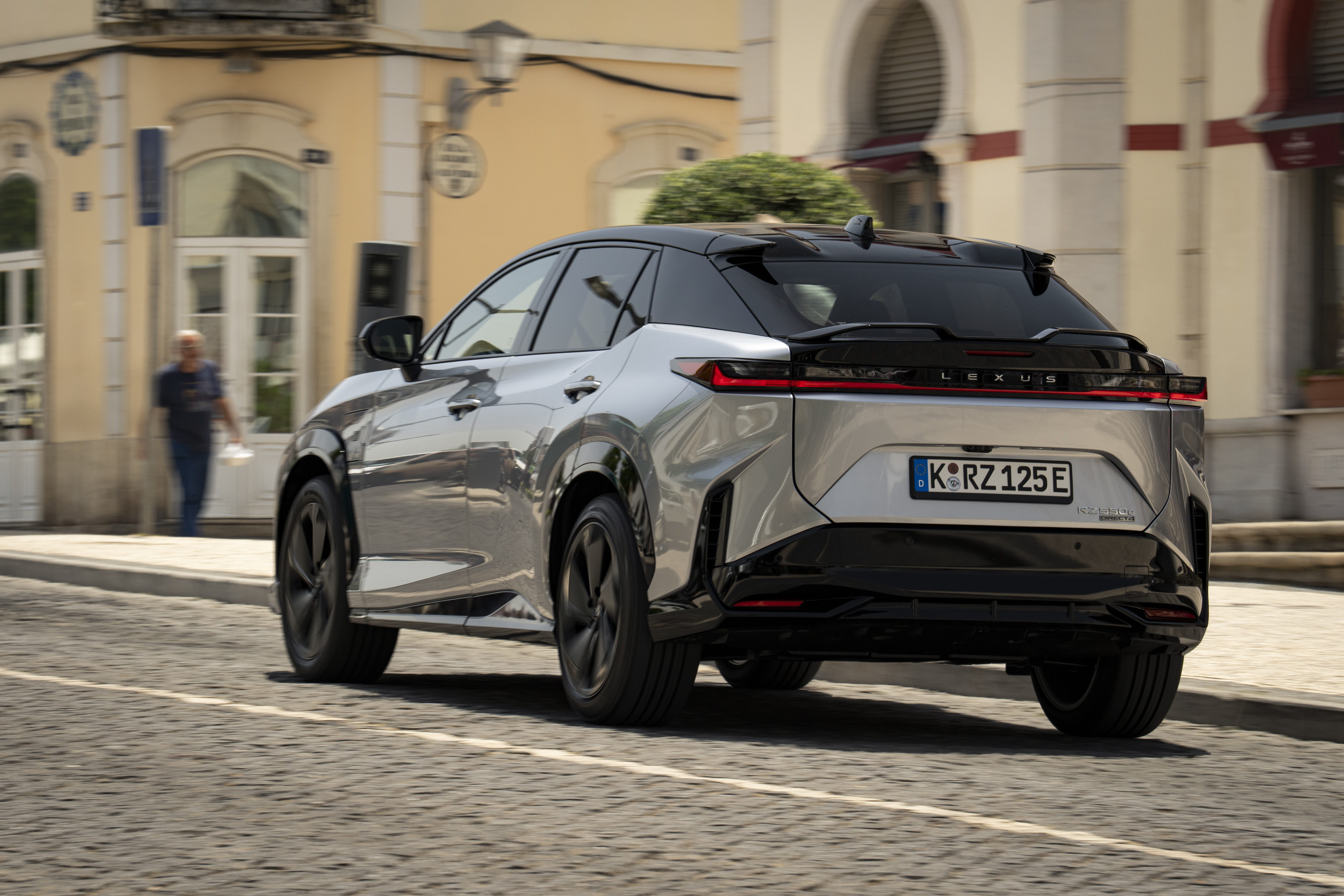 Essai Lexus RZ 550e (2026). Le SUV qui ne se conduit pas comme les ...