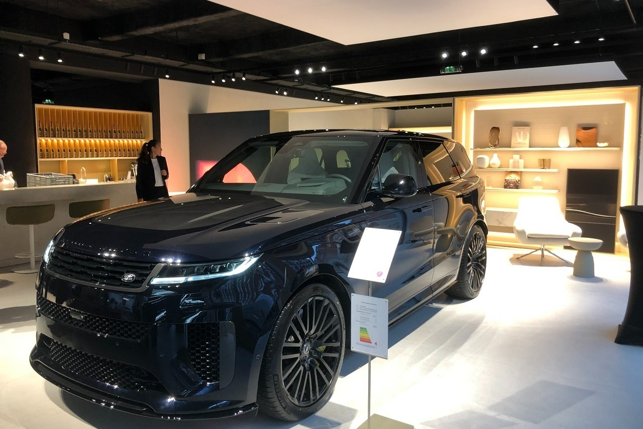 La concession du groupe NEUBAUER dans le 17e arrondissement de Paris est la première en Europe à représenter les nouveaux standards du constructeur JLR.