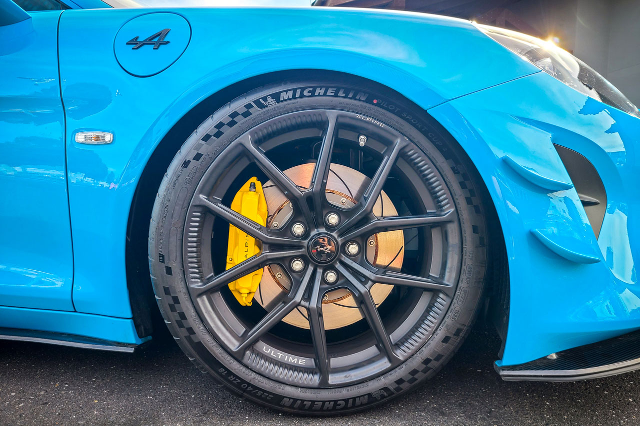 Les disques AP Racing rainurés à bol séparé sont pincés par des plaquettes plus abrasives.