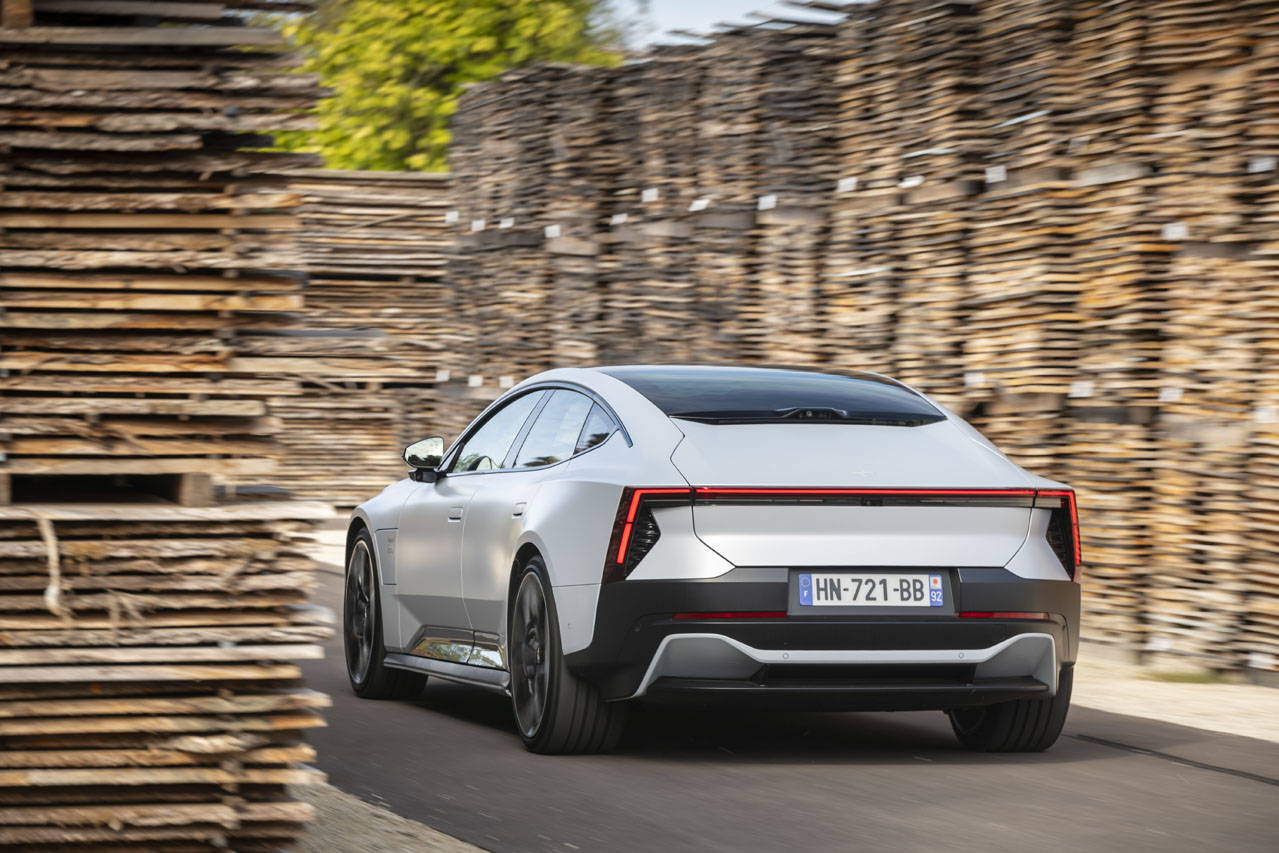 Comme la 4, la Polestar 5 est dénuée de lunette arrière. Une caméra assure la rétrovision.