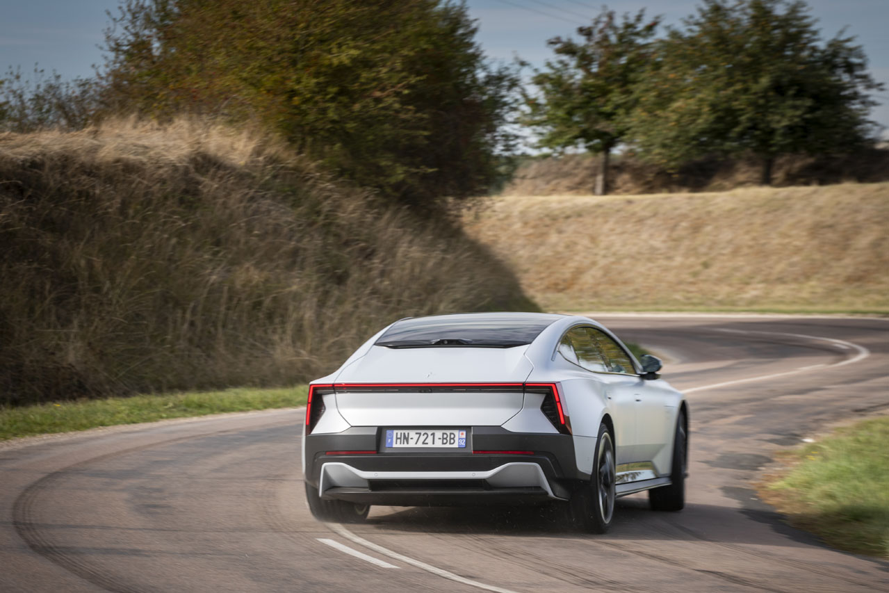 En virages, malgré un tempérament de propulsion à l'accélération, elle se veut plus GT que sportive.