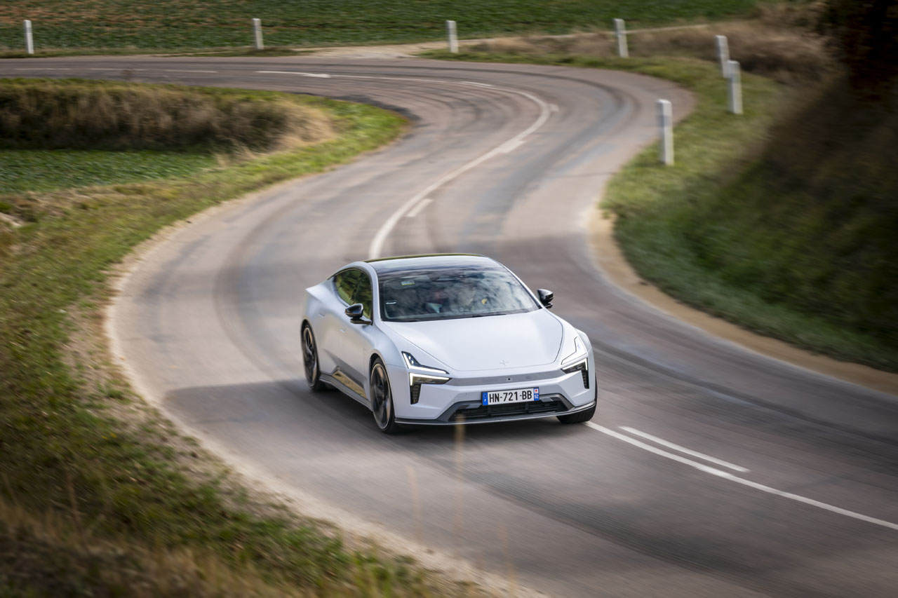 Malgré ses 2,5 t sur la bascule, la Polestar 5 ne génère aucune sensation de lourdeur au volant.