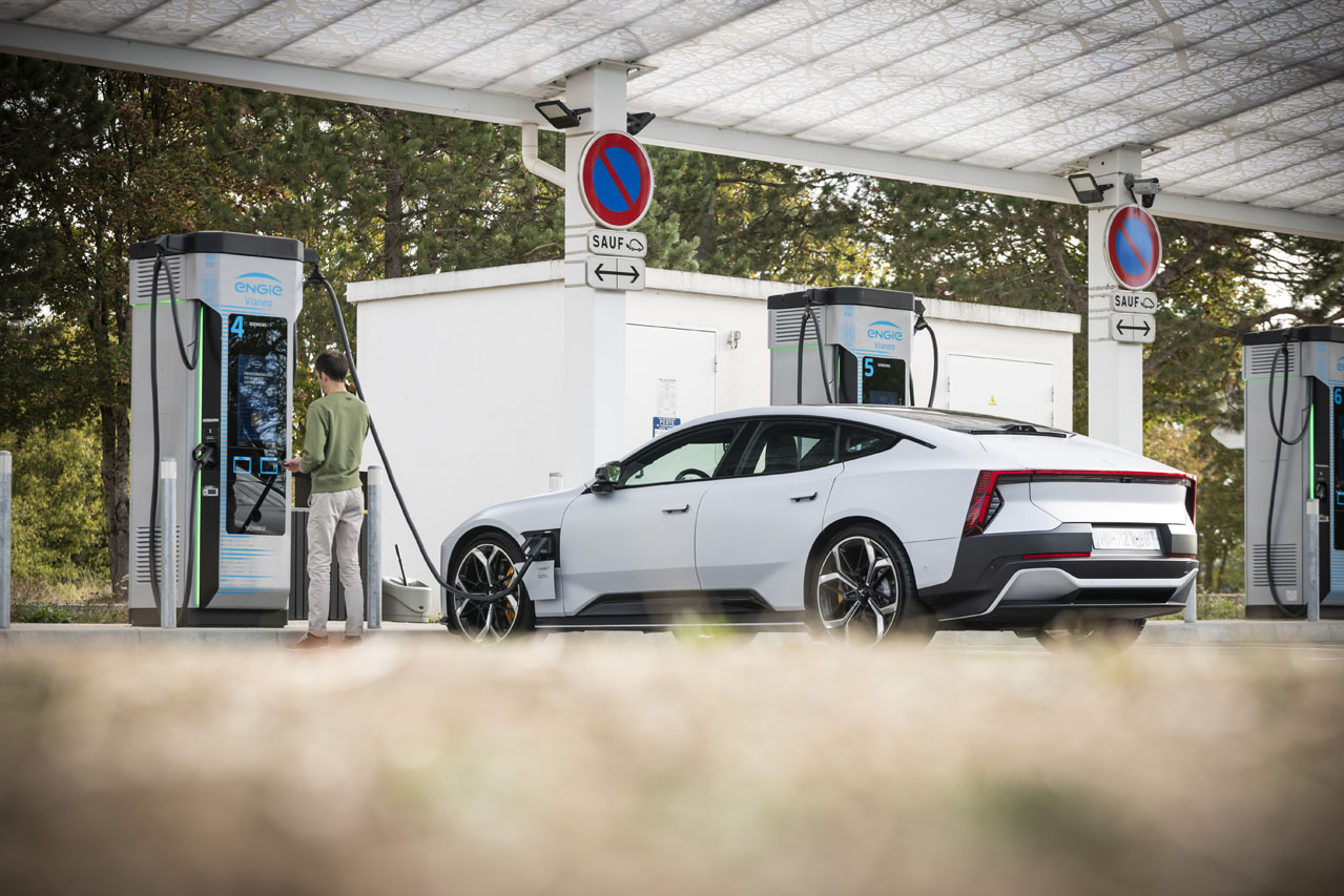 La batterie 800 V encaisse jusqu'à 350 kW de puissance sur borne rapide. Mais nous n'avons pas réédité les temps de charge annoncés par Polestar.