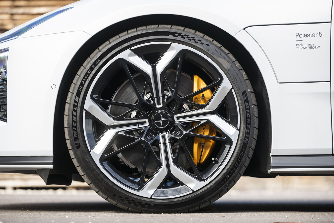 Peints en doré sur la Performance, les étriers Brembo fixes à quatre pistons sont identiques à ceux de la Dual Motor. Les disques de 400 mm à bol séparé aussi.