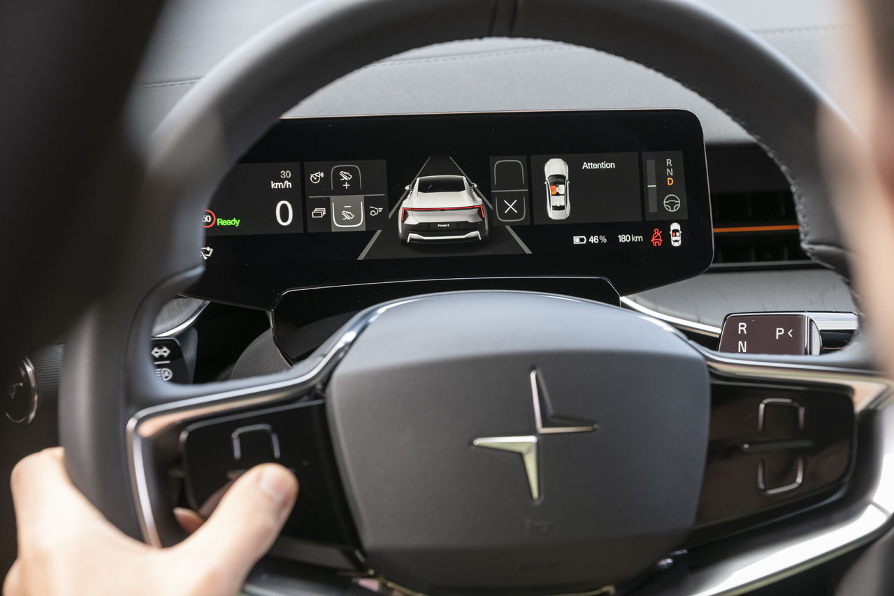 La fonction des touches au volant, tout de noir vêtues, apparaît sur l'afficheur si l'on les effleure.