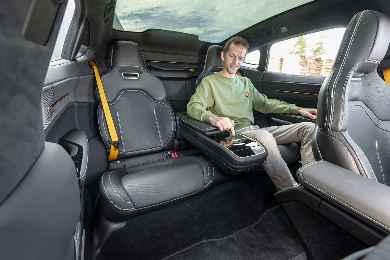 Accueillante aux places latérales, inclinables voire massantes et ventilées en option, la Polestar 5 reste une 4+1 places.