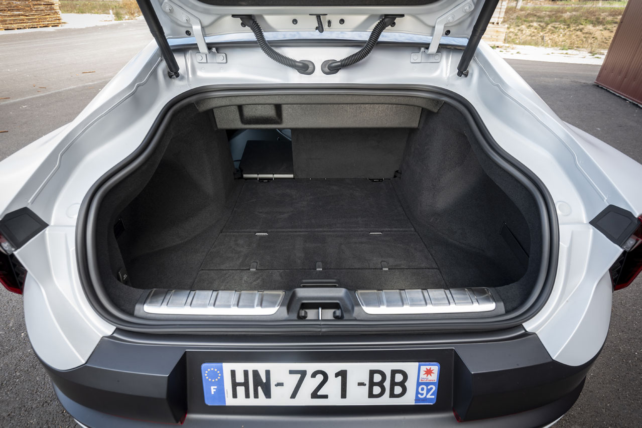 A 365 l de volume en comptant l'espace de 52 l sous plancher, le coffre est comparable à celui d'une bonne... citadine.