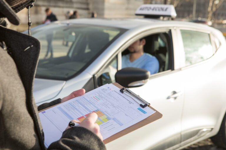 Voici le classement des meilleures et des pires voitures d'auto-école pour apprendre la conduite et décrocher son permis de conduire en France.