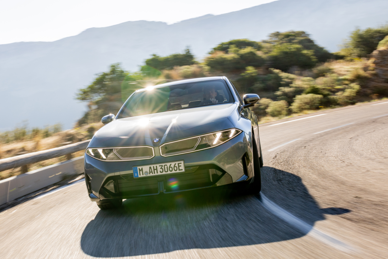 La BMW i3 adopte le nouveau langage stylistique inauguré par le SUV iX3 et la calandre illuminée Iconic Glow.