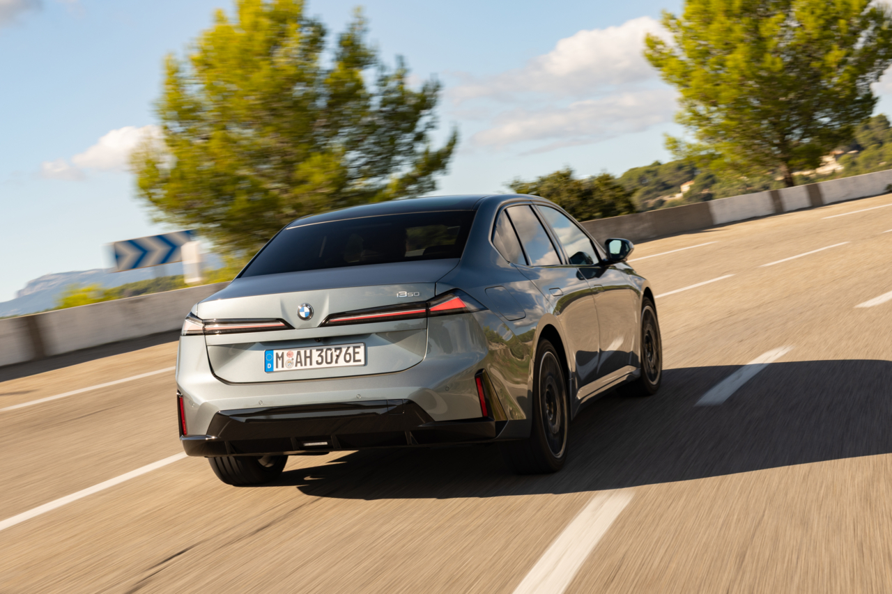 Deux moteurs électriques cumulant 469 ch et 645 Nm autorisent un passage de 0 à 100 km/h en 4,7 s sur cette version 50 xDrive.