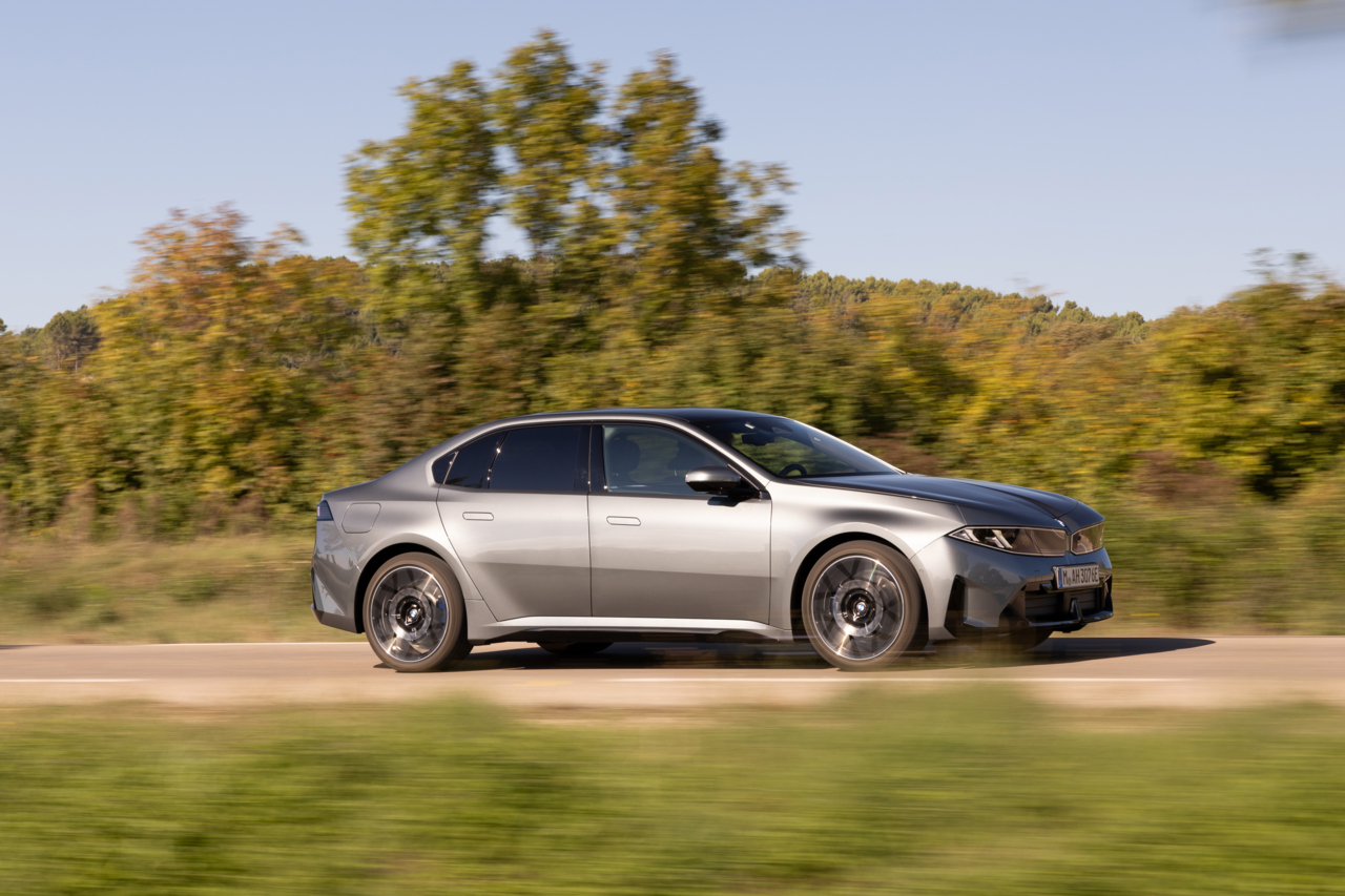 La BMW profite d’un Cx aérodynamique record de 0,21, au profit de son efficience.