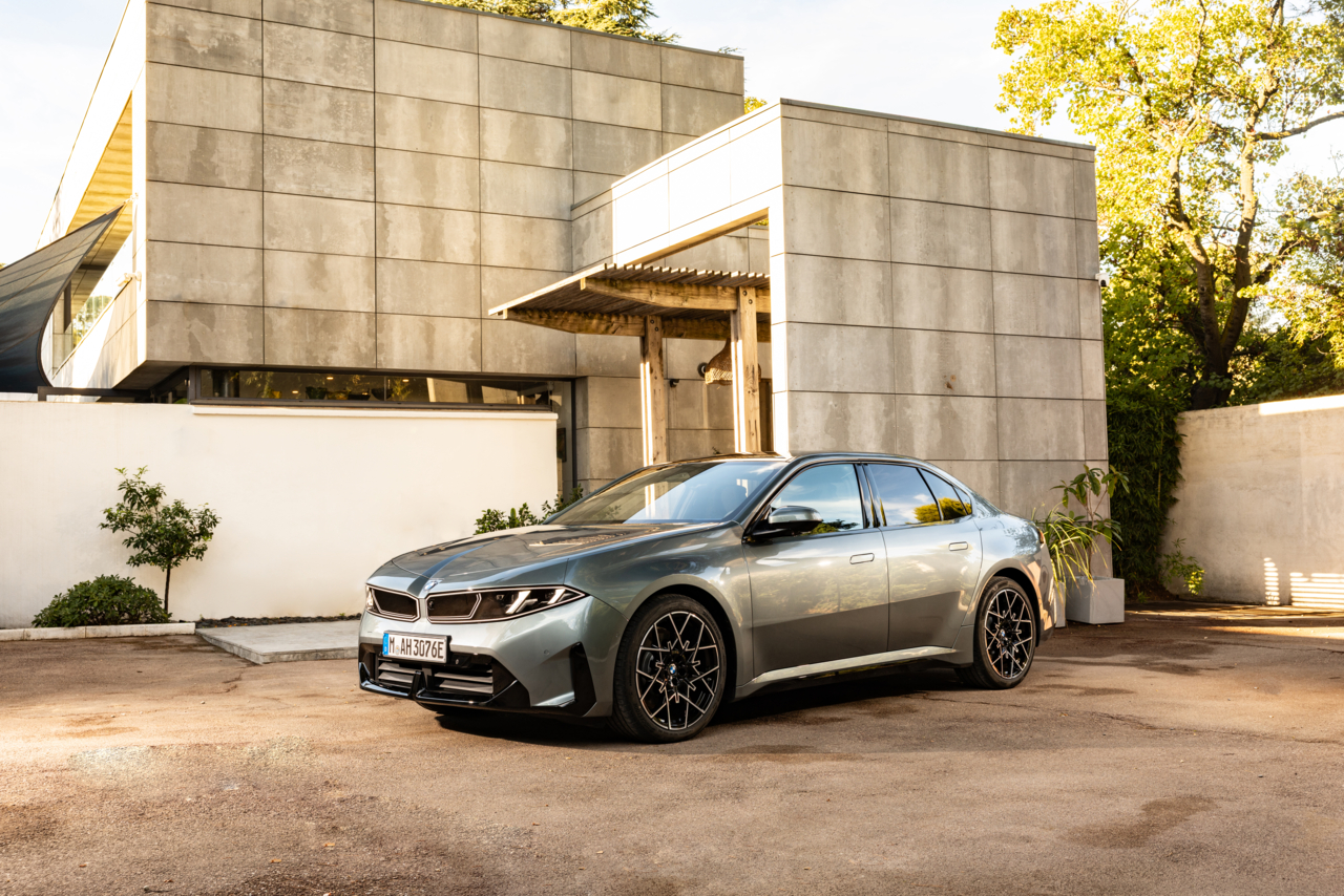 Avec sa batterie de 108,7 kWh nets, la BMW i3 50 xDrive affiche une autonomie mixte WLTP jusqu'à 912 km. Un record !
