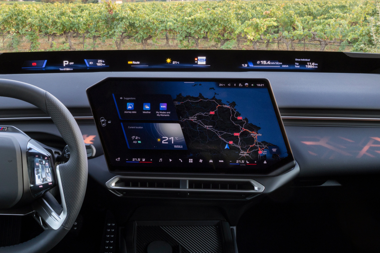 Grand écran tactile ultra fluide et Panoramic vision configurable à la base du pare-brise sont les marqueurs de la technologie de la BMW i3.