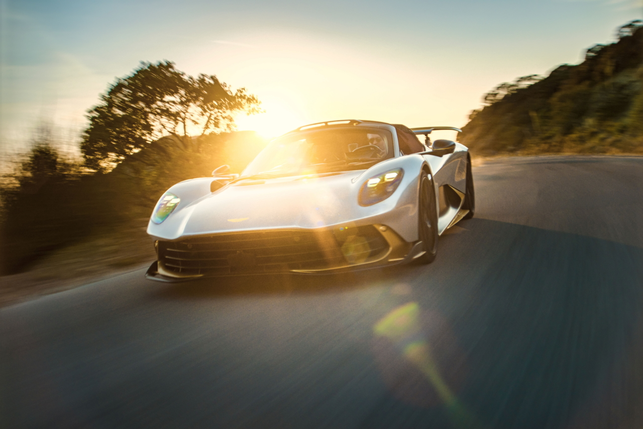 Le 0 à 100 km/h est expédié en 2,5 s et la vitesse de pointe atteint 350 km/h. Avec le toit en toile, la vitesse maximale est plafonnée à 200 km/h.
