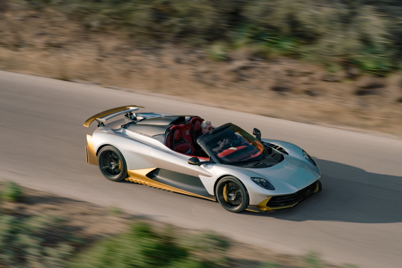 Le Spider hérite du même groupe motopropulseur hybride rechargeable que le coupé, délivrant 1 079 ch et 1 100 Nm de couple. Une motorisation qui associe un V8 4.0 biturbo de 828 ch à trois moteurs électriques d'une puissance totale de 251 ch.