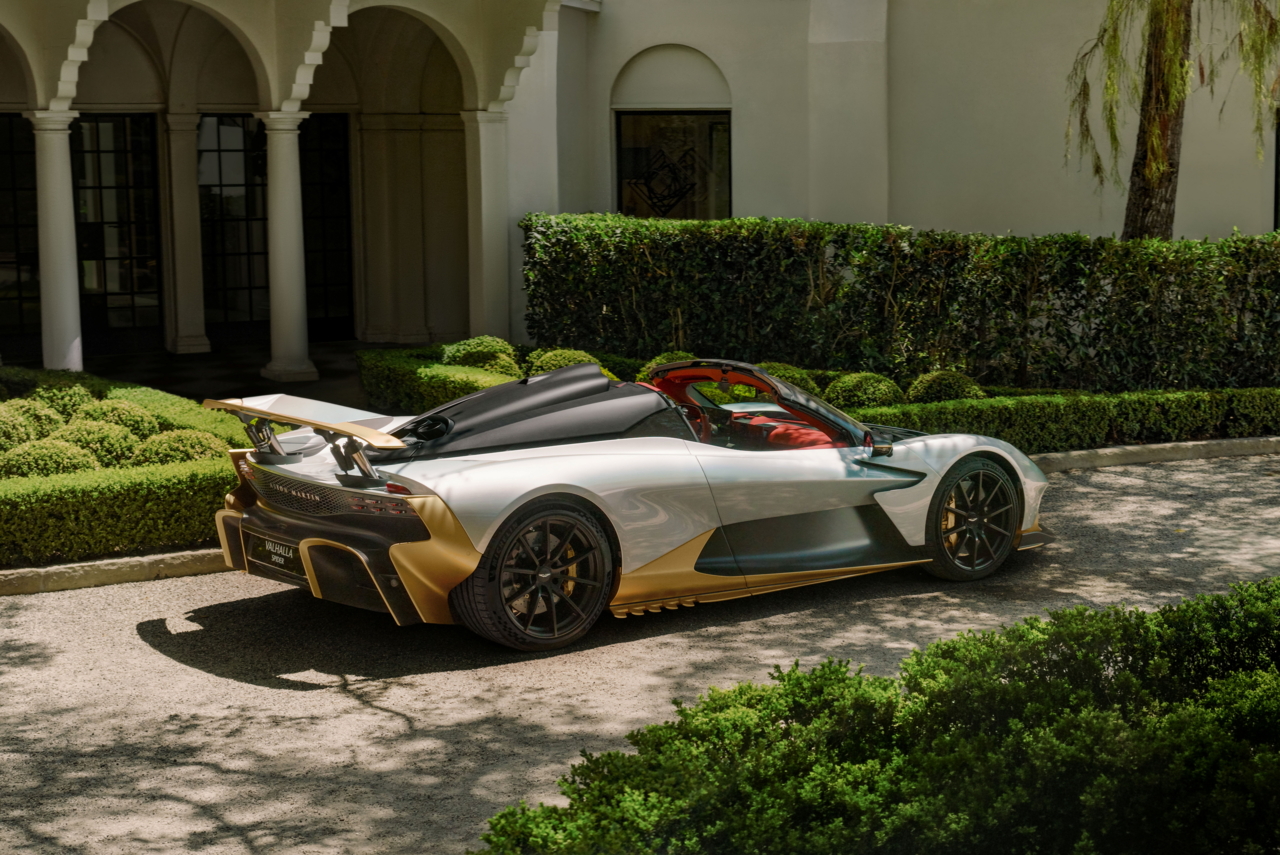 Si les tarifs de l'Aston Martin Valhalla Spider n'ont pas encore été communiqués, ces derniers devraient excéder le million d'euros l'unité.