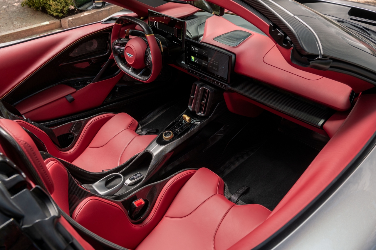 Le Spider reprend la configuration intérieure du coupé. De nouveaux sièges Touring en fibre de carbone typés confort sont livrés de série sur le modèle qui peut également s’équiper sans supplément des sièges plus sportifs du coupé.