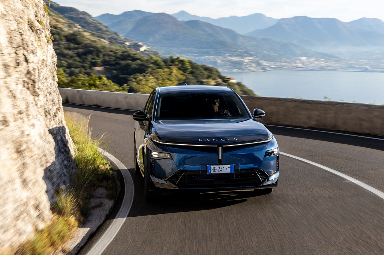 La Gamma propose un moteur essence de 145 ch micro-hybride et trois versions électriques. Lancia fait l'impasse sur l