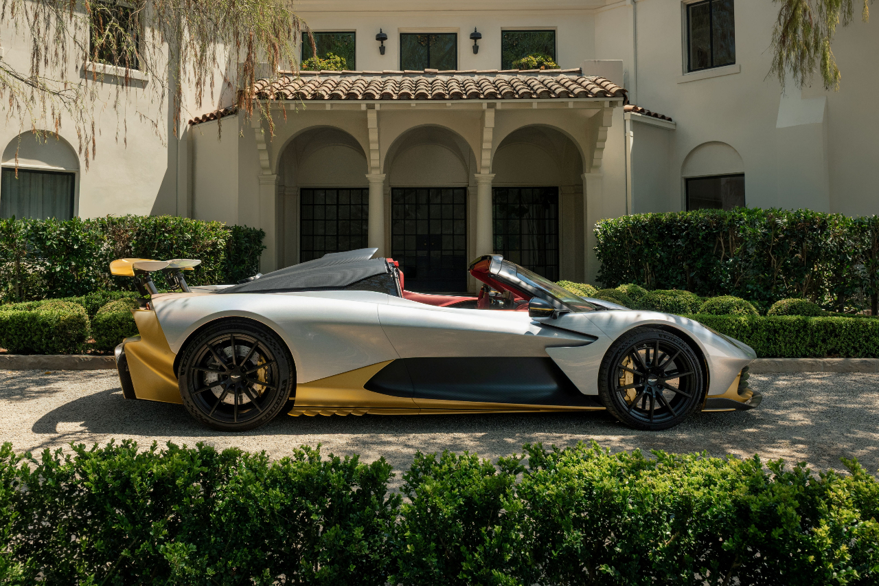Comme le coupé, le Spider mesure 4,73 m de long, pour 2,11 m de large. Il doit sa hauteur de 1,23 m, rehaussée de 7 cm, à sa prise d’air de toit redessinée.