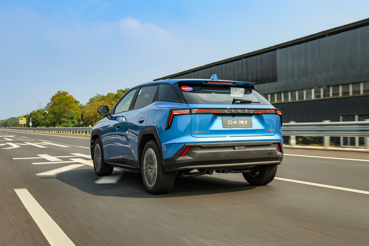 Omoda élargit sa gamme par le bas avec ce n°4, un crossover de 4,42 m. Il arrive en France début 2027 et sera suivi en 2028 par l’Omoda 2 qui sera le premier segment B de la marque.
