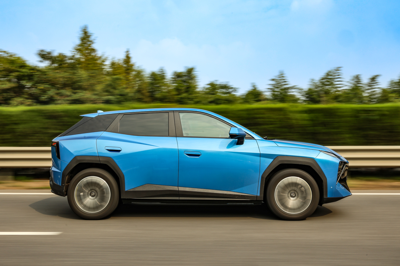 Allure râblée, lignes acérées et hauteur contenue pour l’Omoda 4 qui prend la forme d’un crossover.