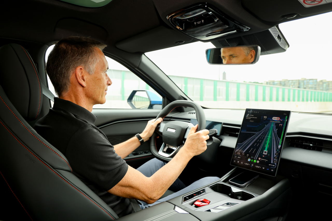 On aurait aimé être assis un peu plus bas dans l’Omoda 4, mais la position de conduite est confortable et le petit volant est agréable à prendre en mains.