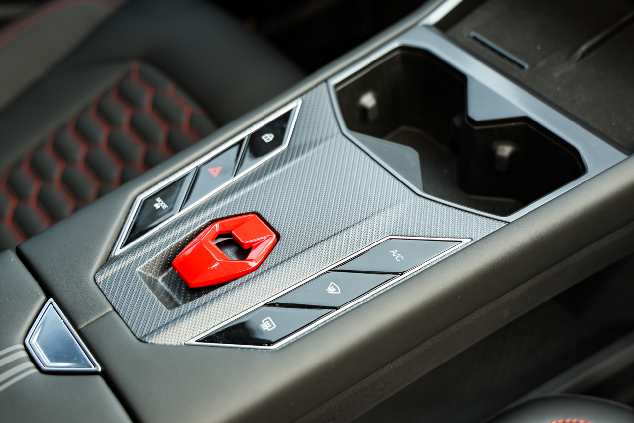 Comme dans une Lamborghini, on trouve une gâchette rouge…