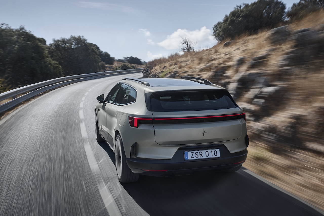Par rapport à la berline, la Polestar 4 SUV pèse 20 à 35 kg de plus mais sa ligne de toit prolongée suffit à lui faire gagner 10 km d’autonomie selon le cycle mixte WLTP, soit entre 510 et 630 km selon les versions.