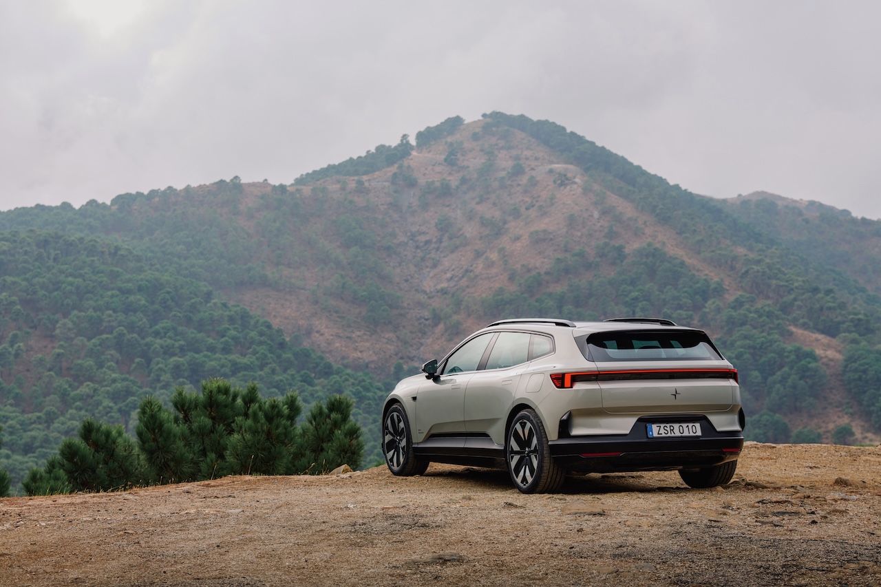 C’est une affaire de goûts mais avec sa lunette arrière plus classique que sur la berline, la Polestar 4 SUV trouve une silhouette au moins aussi réussie et de belles proportions.
