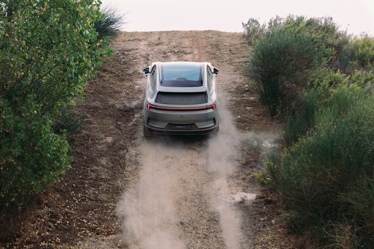 Break surélevé plus que véritable SUV, la Polestar 4 SUV est un véhicule polyvalent, capable de sortir des sentiers battus grâce à la gestion électronique efficace des quatre roues motrices de la version Dual Motor.