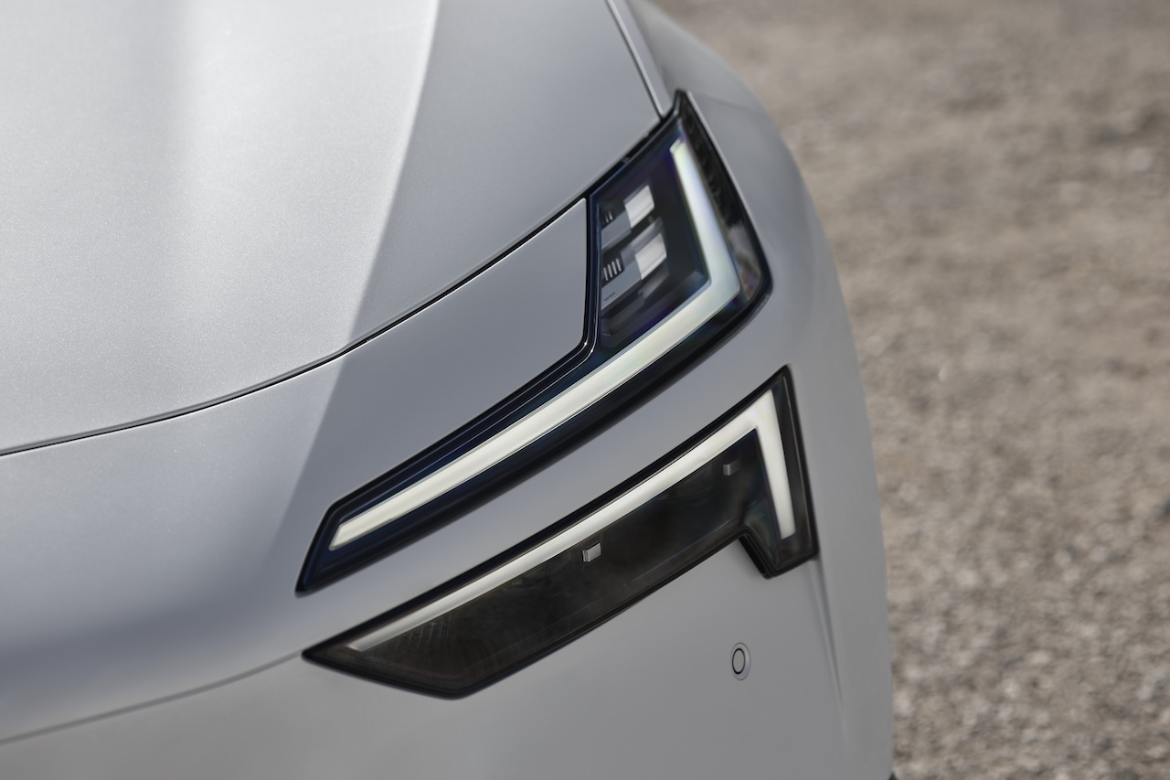 Les optiques avant à deux lames séparées ont été inaugurées chez Polestar sur la « 4 ». Une signature également associée à la très élancée Polestar 5 et que l’on retrouvera sur les futurs modèles à venir.