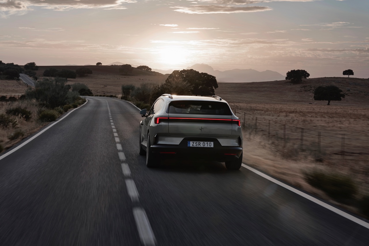 L’essuie-glace de la lunette arrière ainsi que la caméra du rétroviseur intérieur lorsque l’option est cochée, sont dissimulés sous le becquet de toit de la Polestar 4 SUV, à la poupe fluide et dynamique.