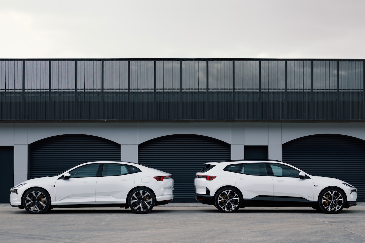 Les dimensions n’évoluent qu’à la marge entre les deux carrosseries de la Polestar 4. Le break et ses barres de toit gagnent 22 mm en hauteur pour une longueur égale de 4,84 m.