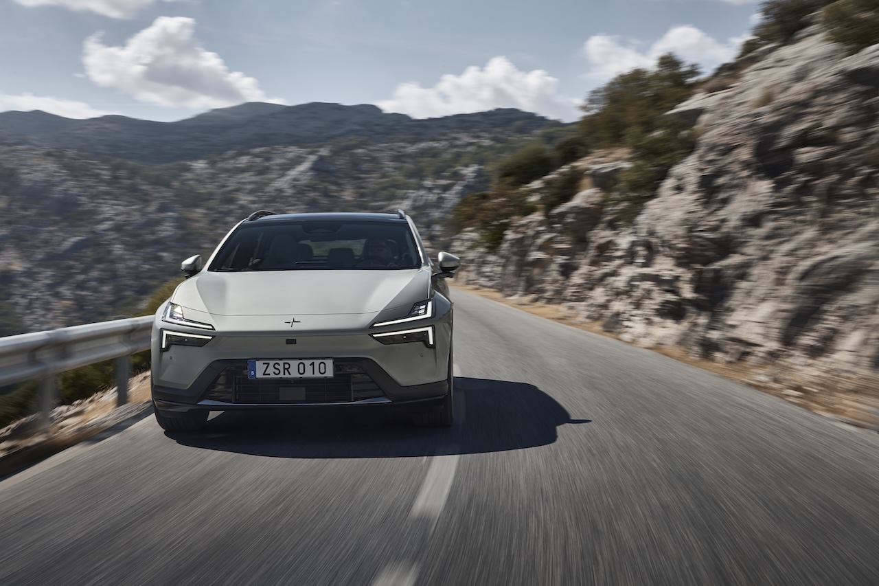 Puissant et futuriste, ce lourd break électrique de près de 2,4 t préfère les voyages confortables aux missions express. Mais au besoin, la Polestar 4 SUV Dual Motor s’avère stable sans manquer de ressources.