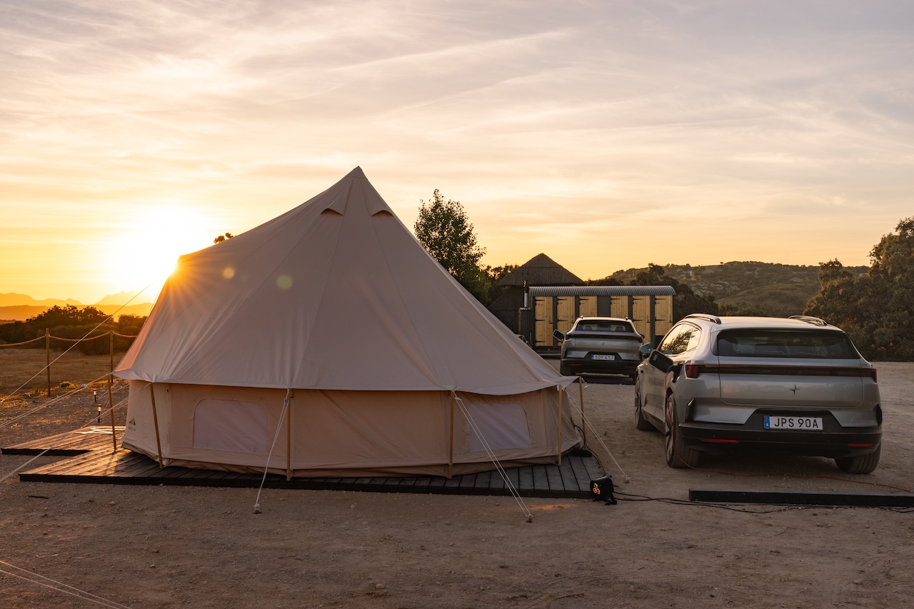 La Polestar 4 SUV peut alimenter les installations électriques en bivouac grâce à la recharge bidirectionnelle (V2L) jusqu’à 3,3 kW.