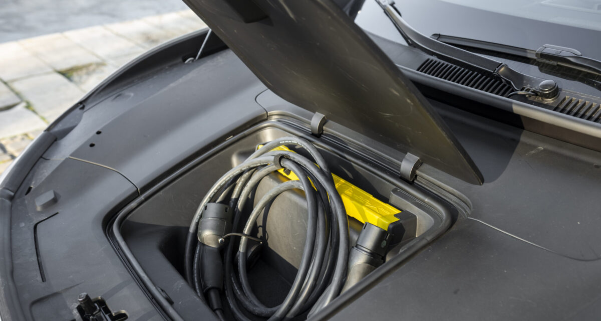 Un petit bac de 15 l à l’avant complète le coffre arrière pour loger par exemple un câble de recharge.