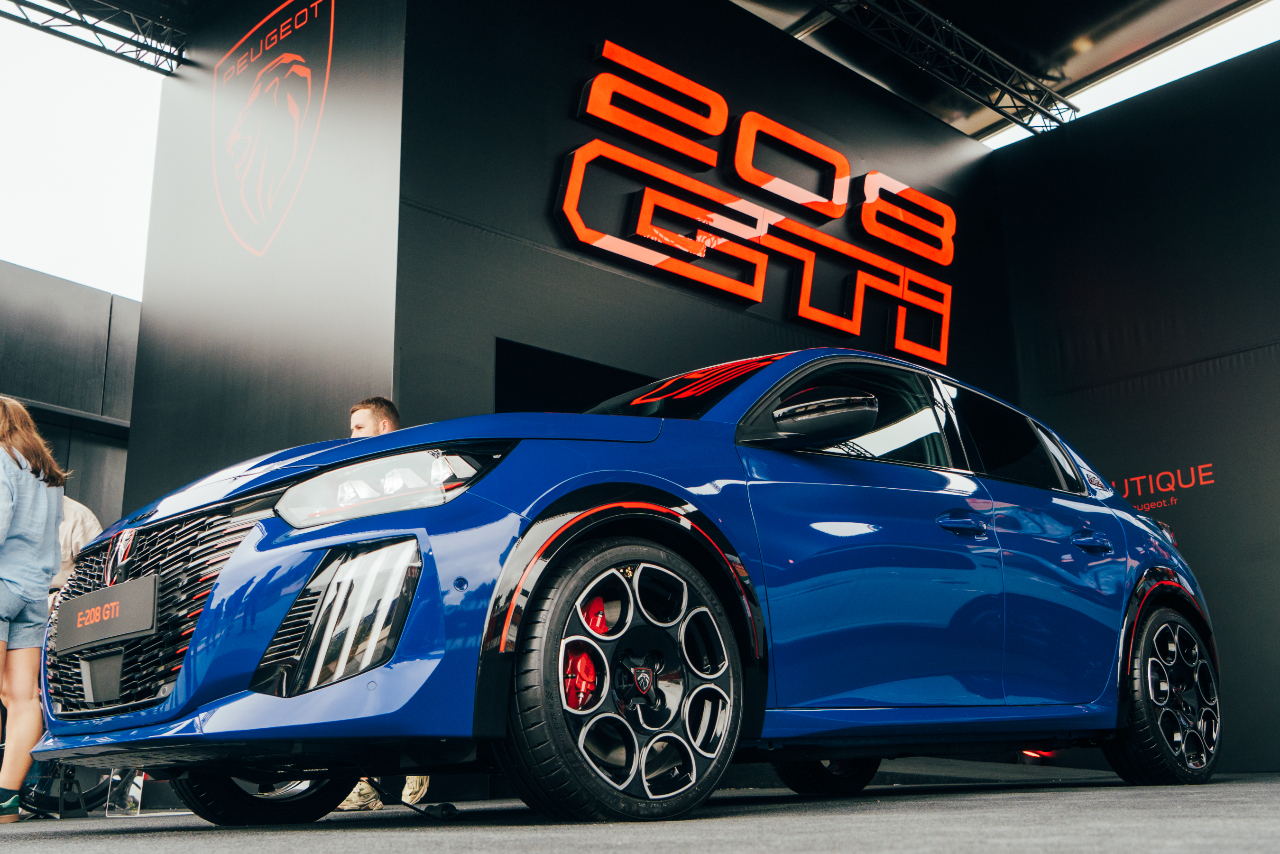 Https://images. Largus. Fr/photos-cms/2026/6/peugeot-e208-gti-av1-bd-2. Jpg