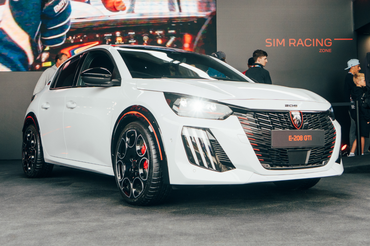 Https://images. Largus. Fr/photos-cms/2026/6/peugeot-e208-gti-av2-bd. Jpg