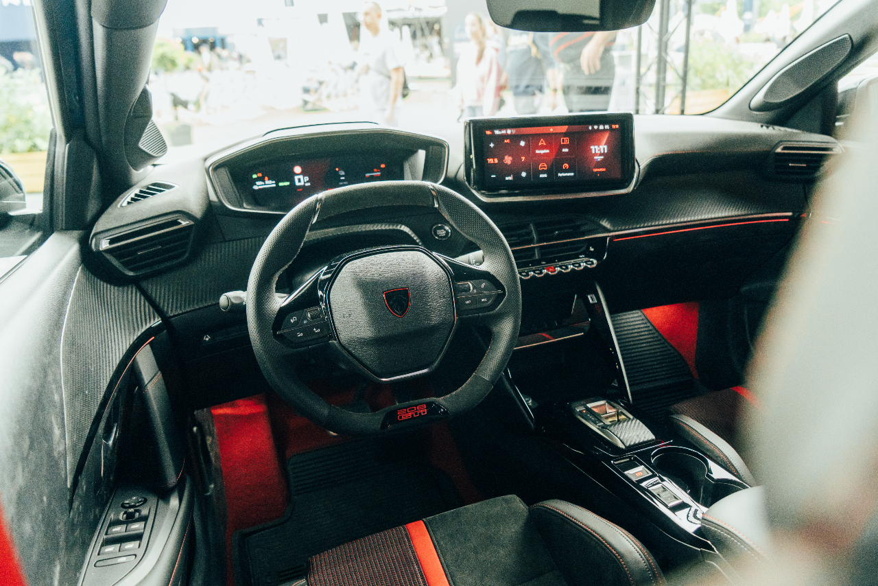 Https://images. Largus. Fr/photos-cms/2026/6/peugeot-e208-gti-tdb-bd. Jpg