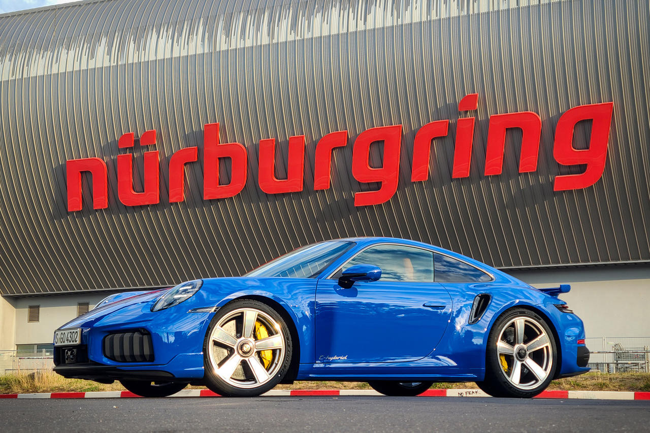 Una Porsche 911 Turbo S 2026 in corsa sul circuito del Nürburgring, con la sua tecnologia ibrida e prestazioni elevate