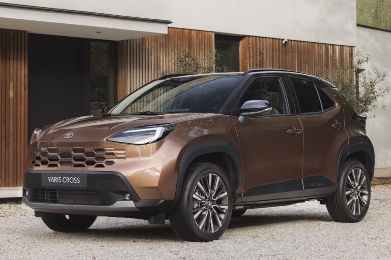 Le Toyota Yaris Cross restylé est maintenant disponible à la commande.