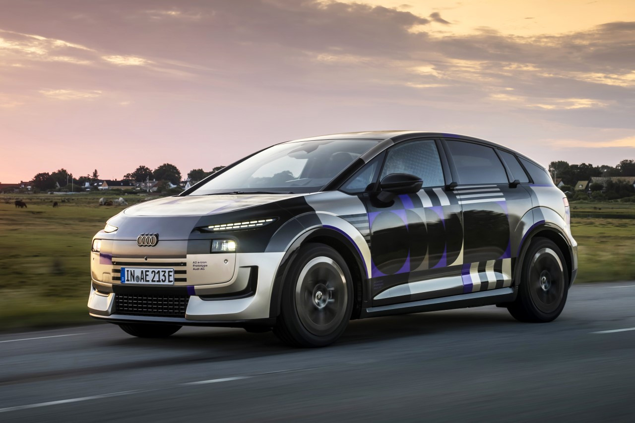 Un'auto elettrica con design aerodinamico e tecnologia avanzata, in prova su strada, immagine di approfondimento