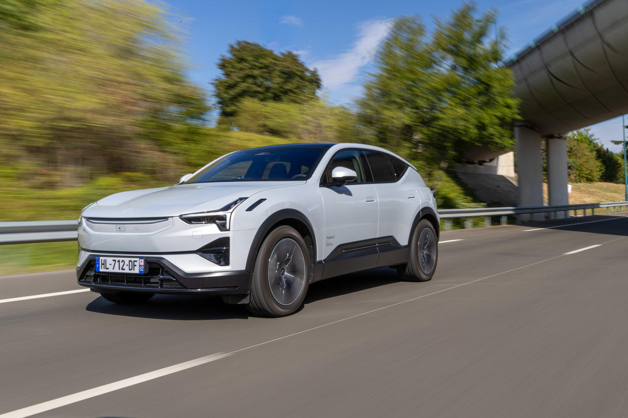 SUV elettrico Polestar 3 con batteria da 92 kWh e sistema di ricarica 800V, in prova su strada