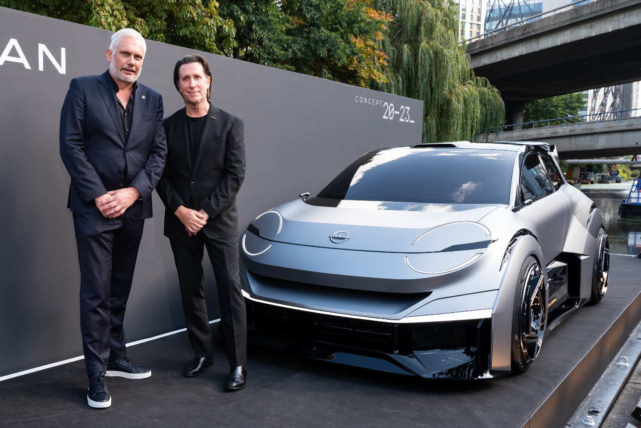 Alfonso Albaisa e Matthew Weaver in un meeting di design per il cambio di leadership a Nissan