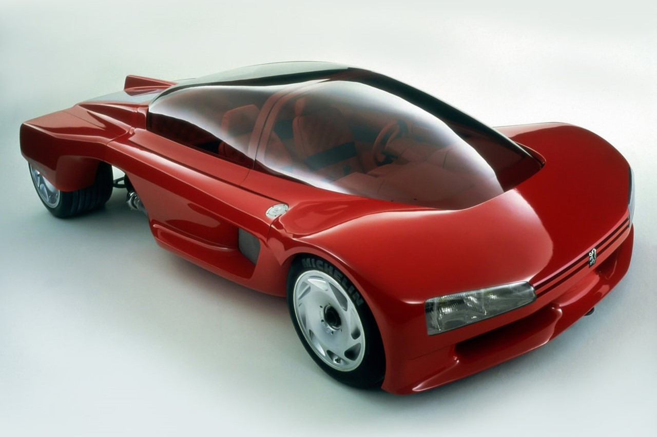 Una supercar futurista con carrozzeria in carbonio e display a bordo, mostra le sue caratteristiche in un contesto di design avanzato